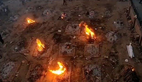 В Индии тела умерших от коронавируса сжигают на парковках