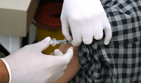 Врач рассказал, что лучше: привиться или переболеть