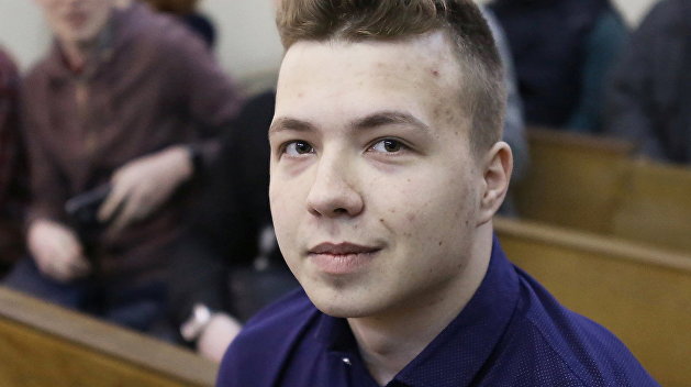 Европарламент хочет повесить в аэропортах фото Протасевича